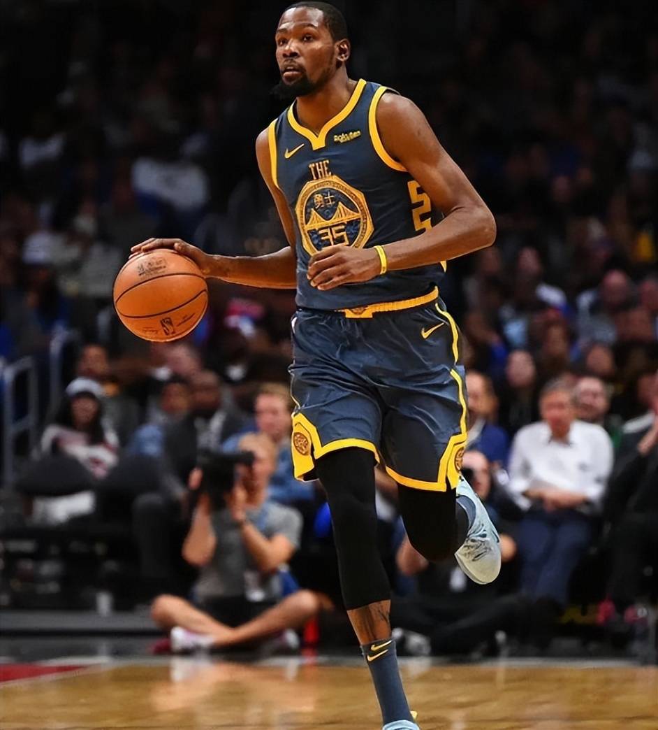 爱游戏体育-杜兰特焦点对战，詹姆斯与70激战老鹰分钟，出色防守胜负难料！