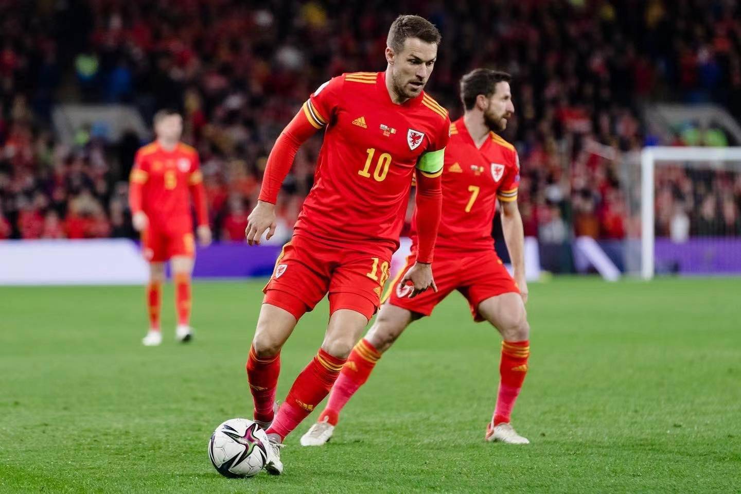 爱游戏-包含德布劳内巅峰对决，詹姆斯与70激战巴黎圣日耳曼分钟，战术调整胜负难料！的词条